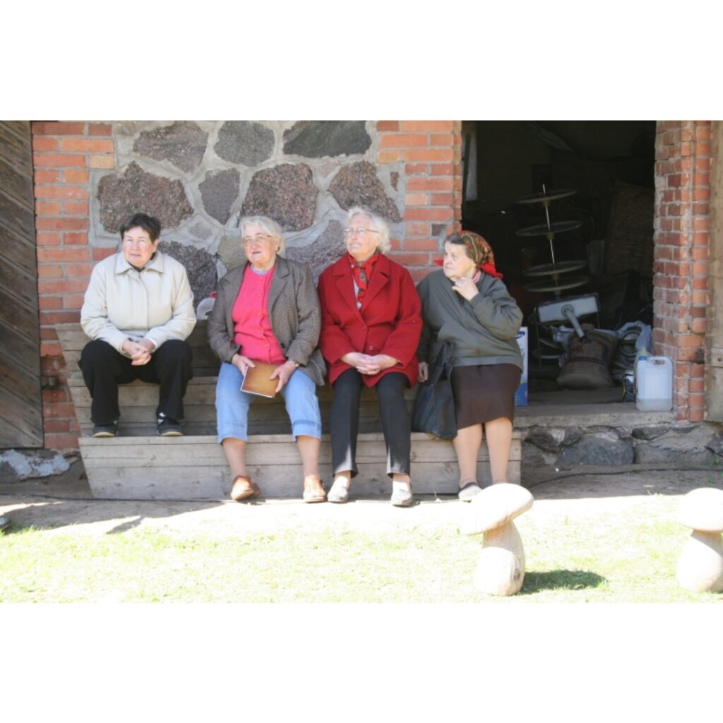 Kārķos notika tradicionālā Meža diena. Šopavasar jau sesto gadu esošie un bijušie kārķēnieši ņēma rokās darbarīkus, lai atkal uzpostu savu dzimto vietu.
“Ziemeļlatvija” Kārķos ieradās, kad jau lielie darbi gandrīz bija pabeigti, vienīgi...
Autors: Inga Karpova