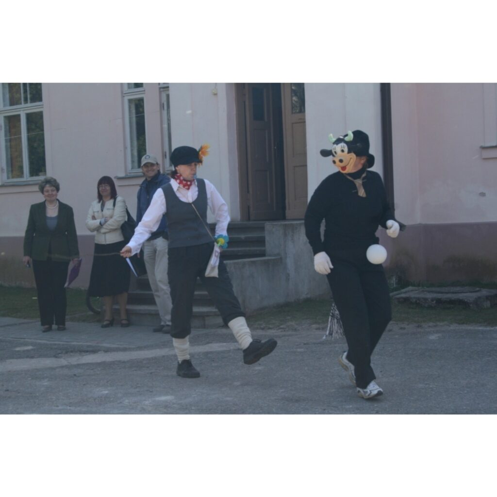 Kārķos notika tradicionālā Meža diena. Šopavasar jau sesto gadu esošie un bijušie kārķēnieši ņēma rokās darbarīkus, lai atkal uzpostu savu dzimto vietu.
“Ziemeļlatvija” Kārķos ieradās, kad jau lielie darbi gandrīz bija pabeigti, vienīgi...
Autors: Inga Karpova