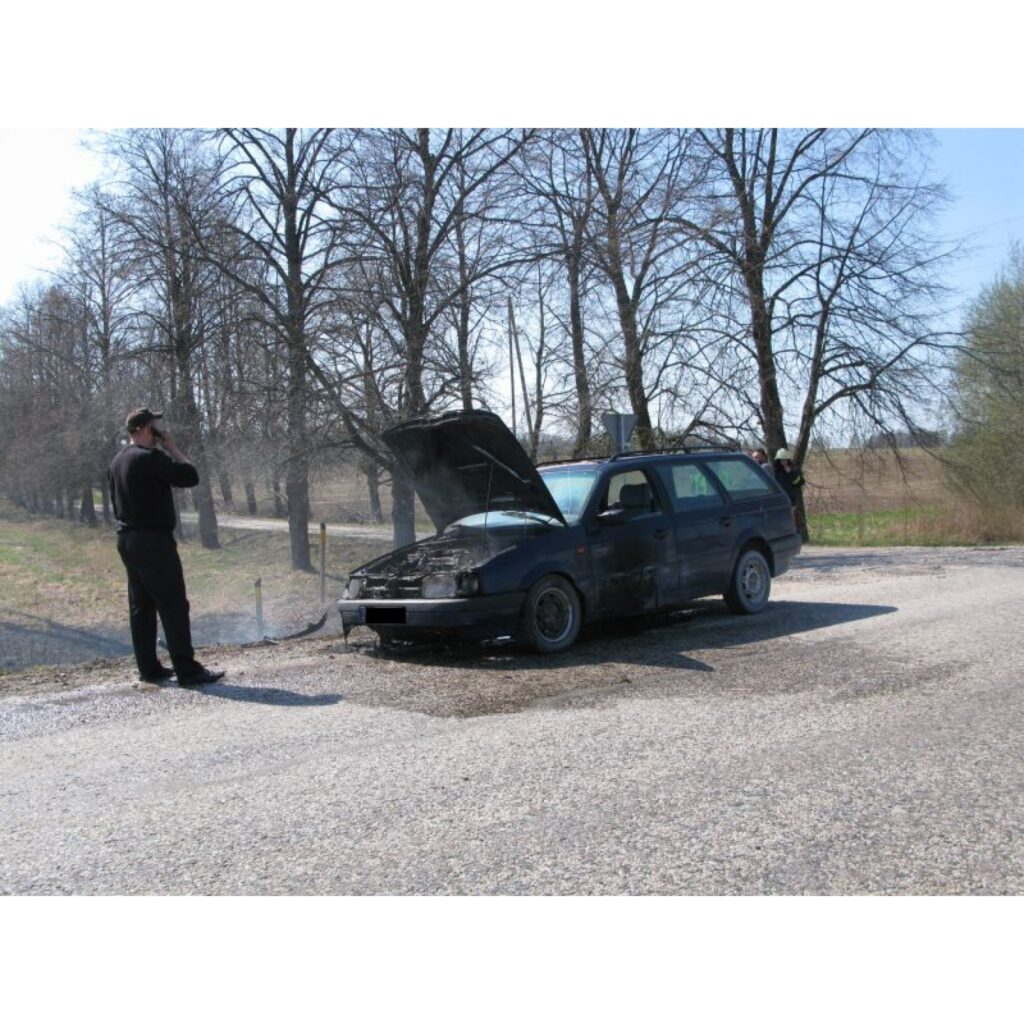 Šodien uz autoceļa Smiltene - Liepa - Cēsis netālu no Smiltenes notika ceļu satiksmes negadījums. Automašīna avārijas vietā aizdegās, un liesmas bija pārņēmušas arī pērno zāli. Kā novēroja ziemellatvija.lv, negadījumā bija cietis arī...
Autors: Santa Sinka