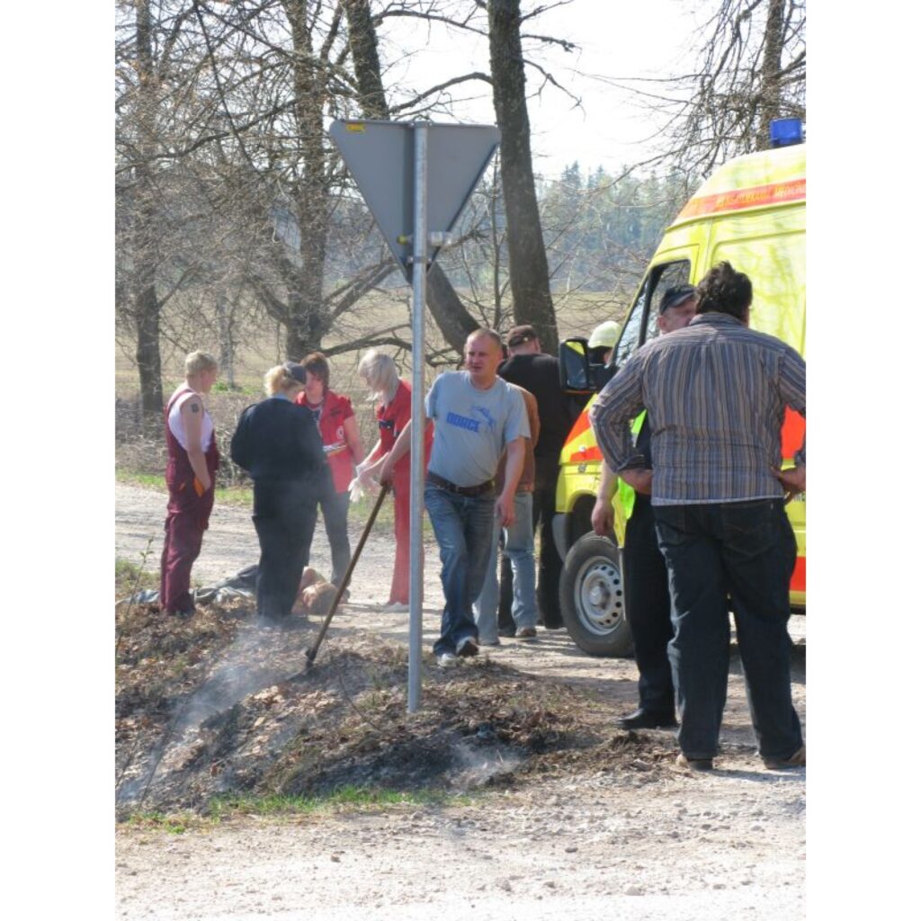 Šodien uz autoceļa Smiltene - Liepa - Cēsis netālu no Smiltenes notika ceļu satiksmes negadījums. Automašīna avārijas vietā aizdegās, un liesmas bija pārņēmušas arī pērno zāli. Kā novēroja ziemellatvija.lv, negadījumā bija cietis arī...
Autors: Santa Sinka