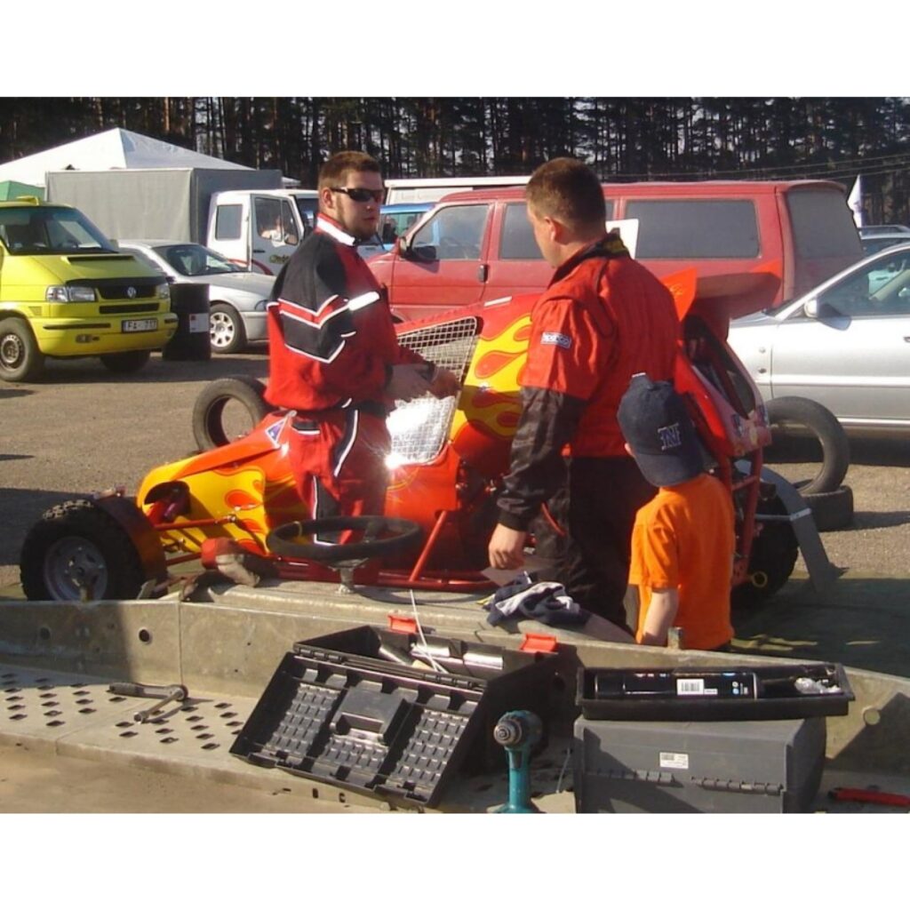 Viss notiek! Sportisti ir ieradušies kuplā skaitā. Startam gatavojas arī autokrosa leģenda Andris Dambis. Šobrīd Latvijas čempionāta dalībnieki jau piedalās brīvajos treniņos, bet 11.30 būs parāde un pēc tam - pirmais starts. Plašāku...
Autors: Sarmīte Ozola