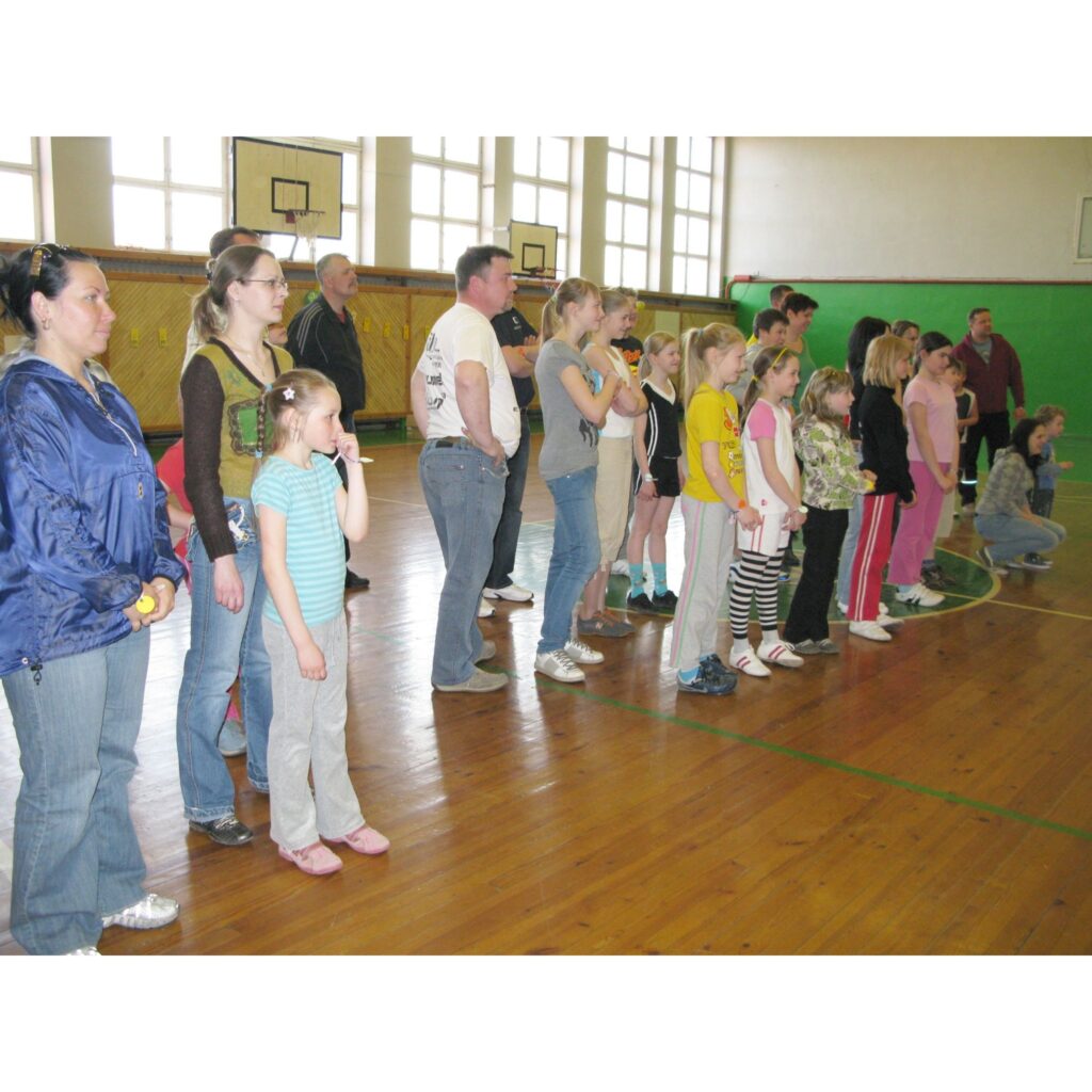 Vakar Strenču vidusskolas skolēni un viņu vecāki atpūtās ģimeņu sporta spēlēs. Dažādās stafetēs sacentās 17 komandas. Pasākumu organizēja vecāko klašu audzēkņi - “Dream Team” kustības aktīvisti.
Autors: Sandra Pētersone