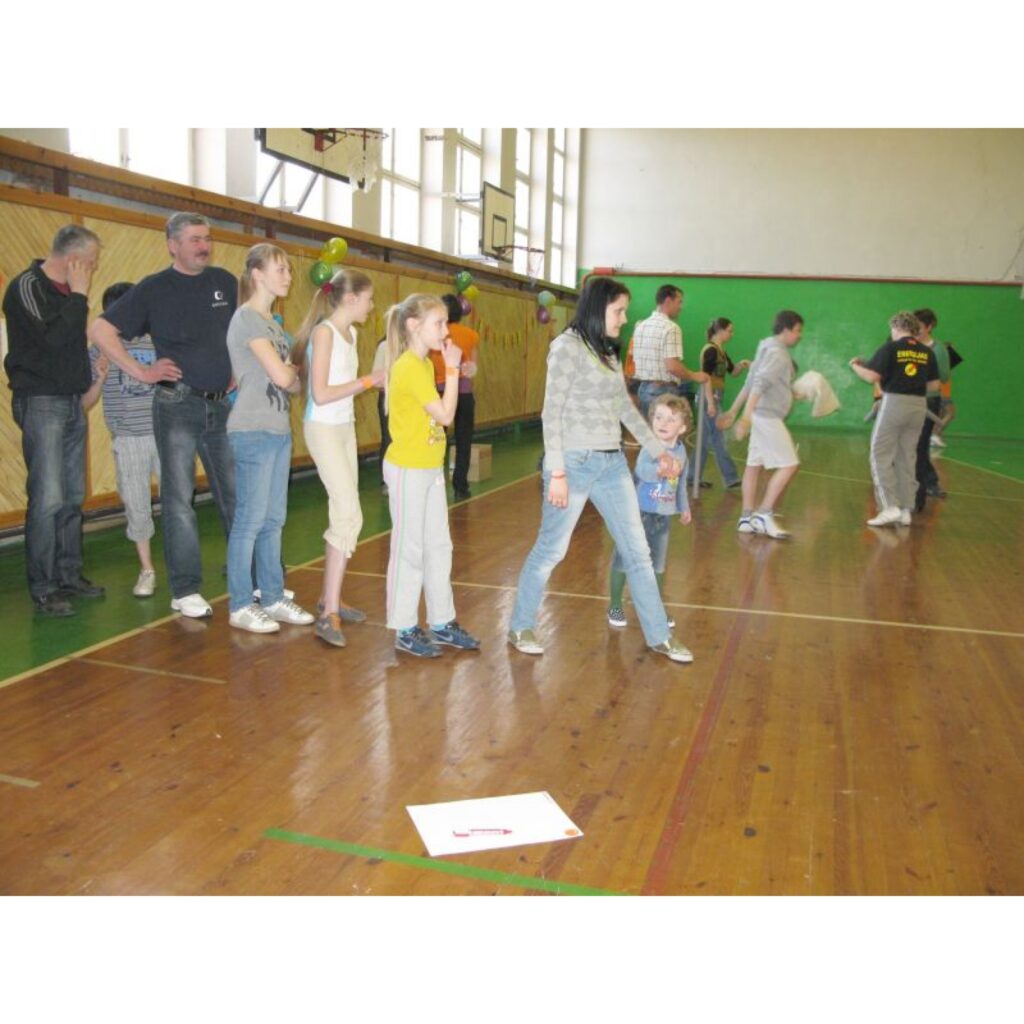 Vakar Strenču vidusskolas skolēni un viņu vecāki atpūtās ģimeņu sporta spēlēs. Dažādās stafetēs sacentās 17 komandas. Pasākumu organizēja vecāko klašu audzēkņi - “Dream Team” kustības aktīvisti.
Autors: Sandra Pētersone