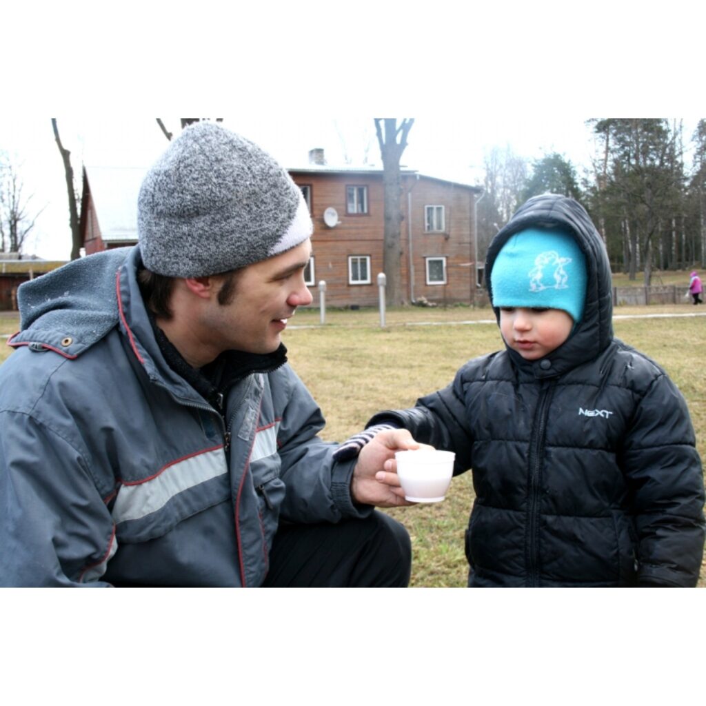 Kaut daba nebūt nebija talcinieku sabiedrotā un Valkā laiku pa laikam pat sniga, talcinieku, kas ķērās pie grābekļiem un melnajiem maisiem, lai sakoptu kādu savas pilsētas stūtīti, netrūka. Tīrīts tika estrādē, pie Zāģezera, brāļu kapiem...
Autors: Ingūna Johansone