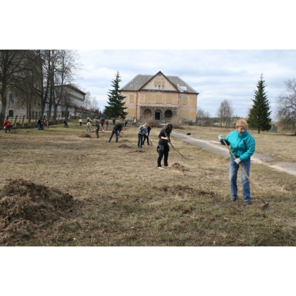 Valkas ģimnāzijas saime lielo sakopšanas talku savas skolas apkārtnē uzsāka piektdien pēc mācībām.
Autors: Aldis Dubļāns