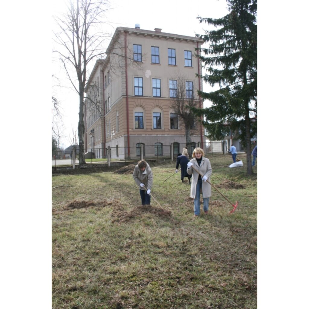 Valkas ģimnāzijas saime lielo sakopšanas talku savas skolas apkārtnē uzsāka piektdien pēc mācībām.
Autors: Aldis Dubļāns