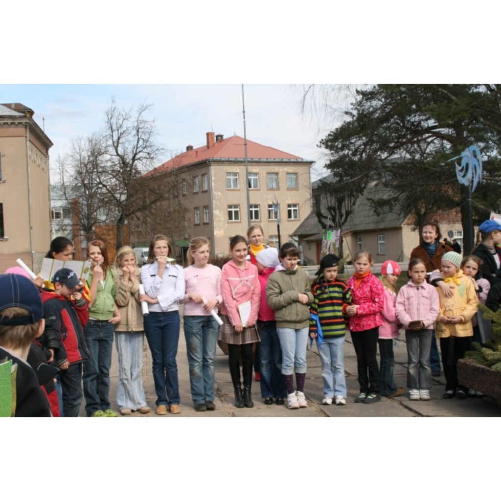 Šodien Valkā, Lugažu laukumā rīta pusē jau rosījās pilsētas mākslas skolas pedagogi un uzstādīja vairākas instalācijas, kas aicina valcēniešus rīt piedalīties Vislatvijas talkā. Visinteresantākos objektus bija papūlējušies sarūpēt Valkas...
Autors: Inga Karpova