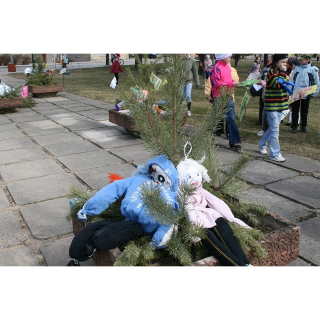 Šodien Valkā, Lugažu laukumā rīta pusē jau rosījās pilsētas mākslas skolas pedagogi un uzstādīja vairākas instalācijas, kas aicina valcēniešus rīt piedalīties Vislatvijas talkā. Visinteresantākos objektus bija papūlējušies sarūpēt Valkas...
Autors: Inga Karpova