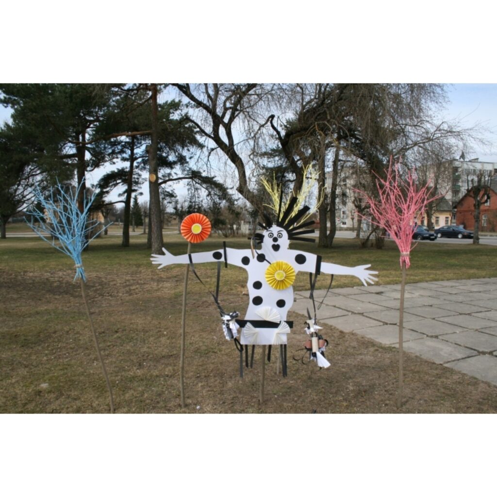 Šodien Valkā, Lugažu laukumā rīta pusē jau rosījās pilsētas mākslas skolas pedagogi un uzstādīja vairākas instalācijas, kas aicina valcēniešus rīt piedalīties Vislatvijas talkā. Visinteresantākos objektus bija papūlējušies sarūpēt Valkas...
Autors: Inga Karpova
