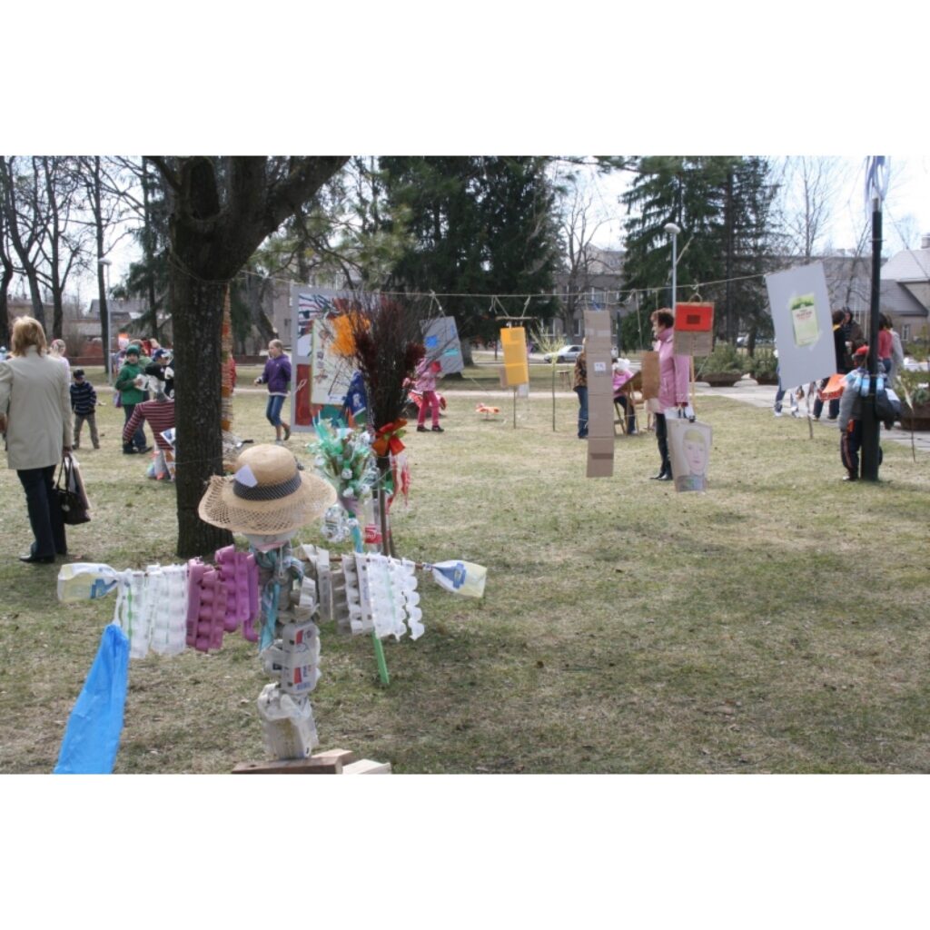 Šodien Valkā, Lugažu laukumā rīta pusē jau rosījās pilsētas mākslas skolas pedagogi un uzstādīja vairākas instalācijas, kas aicina valcēniešus rīt piedalīties Vislatvijas talkā. Visinteresantākos objektus bija papūlējušies sarūpēt Valkas...
Autors: Inga Karpova