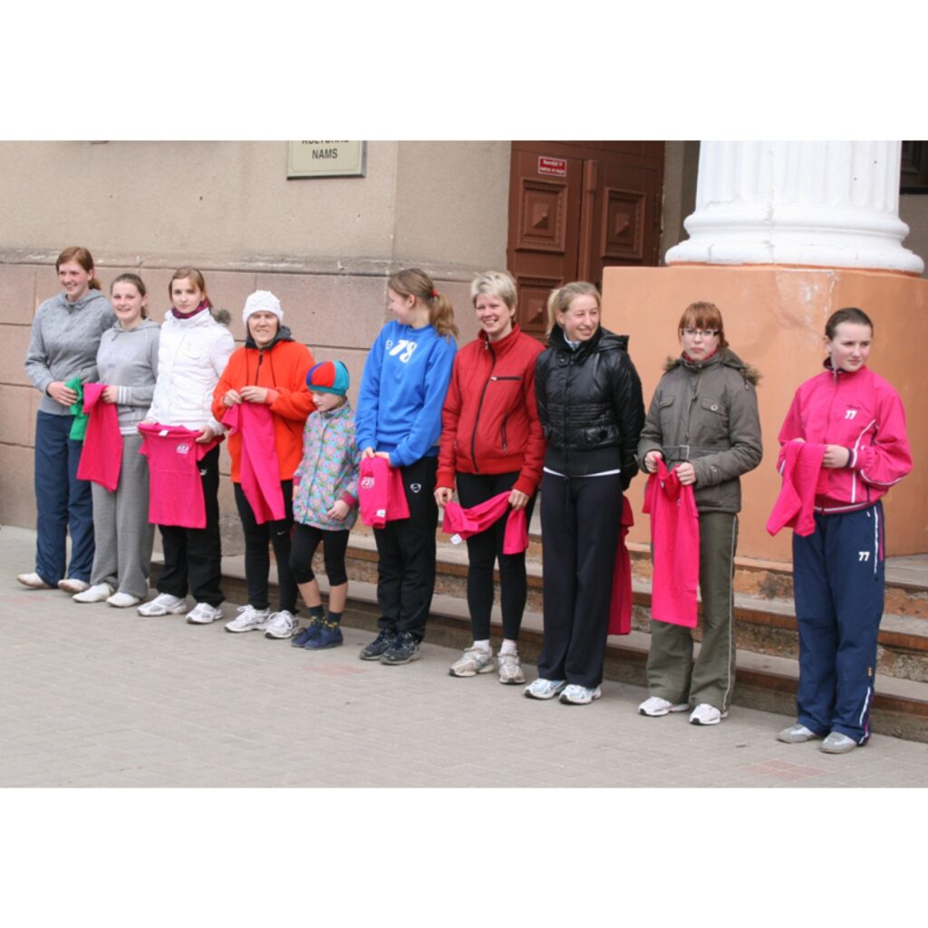 Otrajās Lieldienās tradicionālajā “Lieldienu zaķa” skrējienā dalībniekus saule nesildīja, taču piedalījās gandrīz divas reizes vairāk dalībnieku nekā pērn – 91.


Valkas domes priekšsēdētāja Unda Ozoliņa pirms skrējiena solīja, ja...
Autors: Aldis Dubļāns