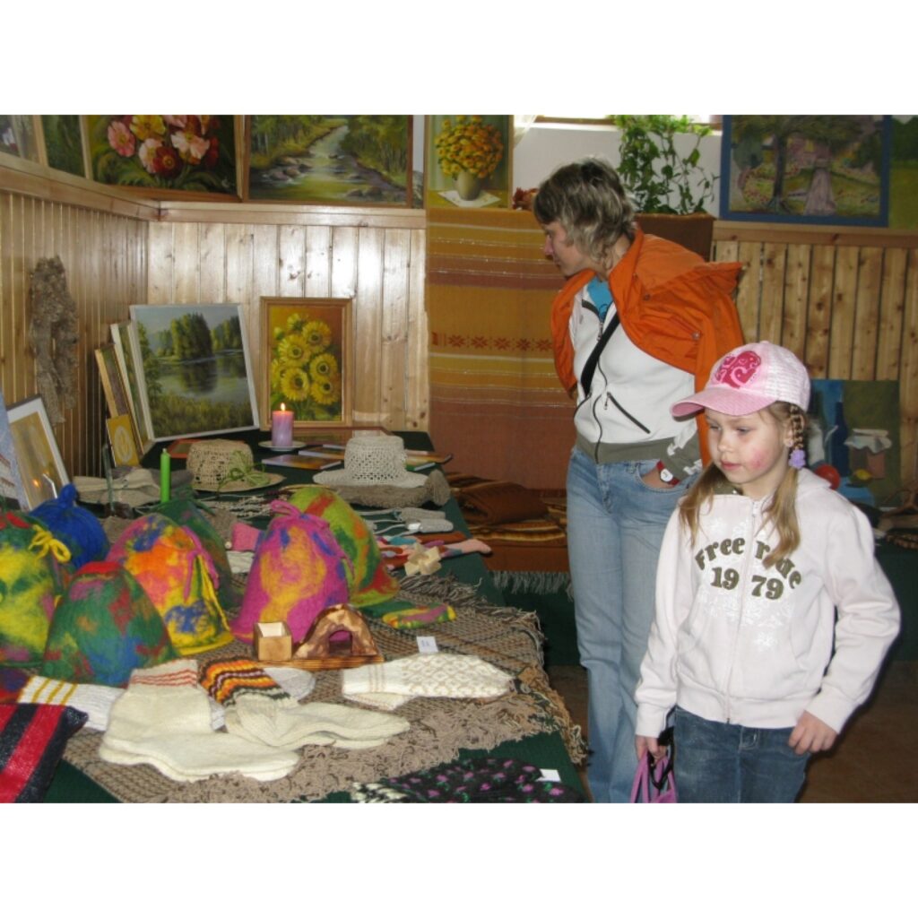 Šodien daudzi smiltenieši un pilsētas viesi izbaudīt Lieldienu noskaņojumu devās uz lauku mājām Kalbakas. Tur māju saimnieki bija parūpējušies, lai netrūktu šūpoļu un citu atrakciju, kas ļāva izklaidēties gan bērniem, gan pieaugušajiem....
Autors: Sarmīte Ozola