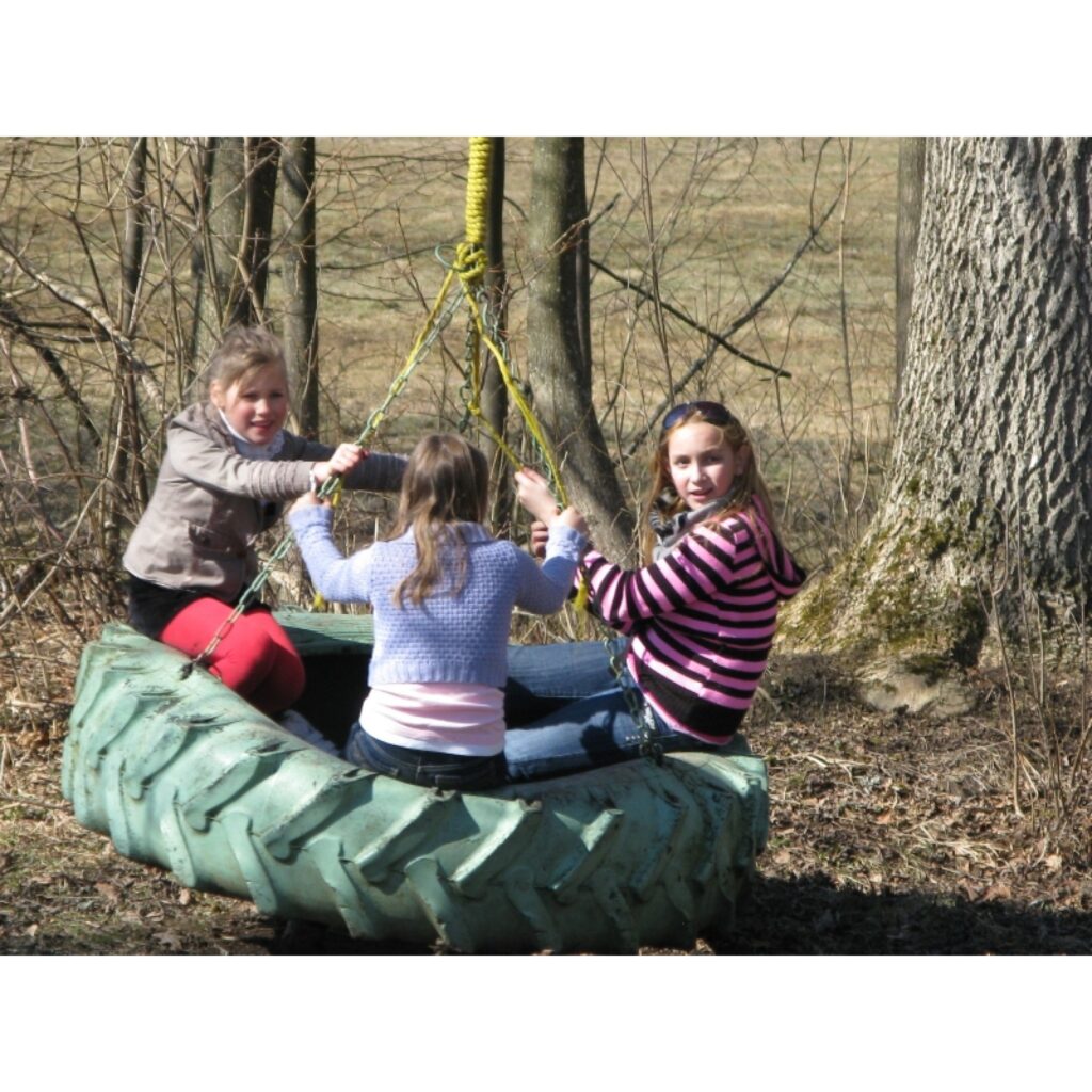 Šodien daudzi smiltenieši un pilsētas viesi izbaudīt Lieldienu noskaņojumu devās uz lauku mājām Kalbakas. Tur māju saimnieki bija parūpējušies, lai netrūktu šūpoļu un citu atrakciju, kas ļāva izklaidēties gan bērniem, gan pieaugušajiem....
Autors: Sarmīte Ozola