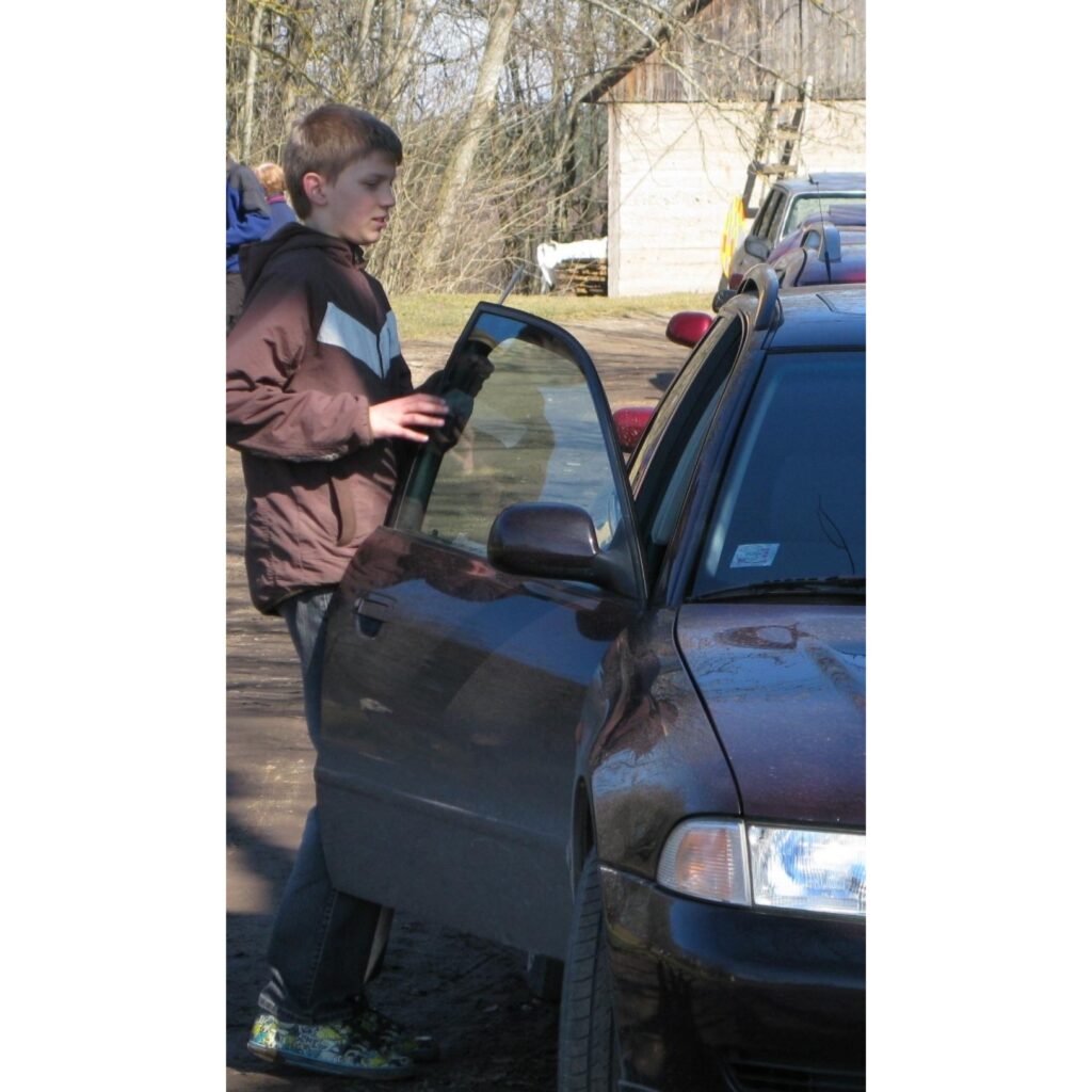 Šodien daudzi smiltenieši un pilsētas viesi izbaudīt Lieldienu noskaņojumu devās uz lauku mājām Kalbakas. Tur māju saimnieki bija parūpējušies, lai netrūktu šūpoļu un citu atrakciju, kas ļāva izklaidēties gan bērniem, gan pieaugušajiem....
Autors: Sarmīte Ozola