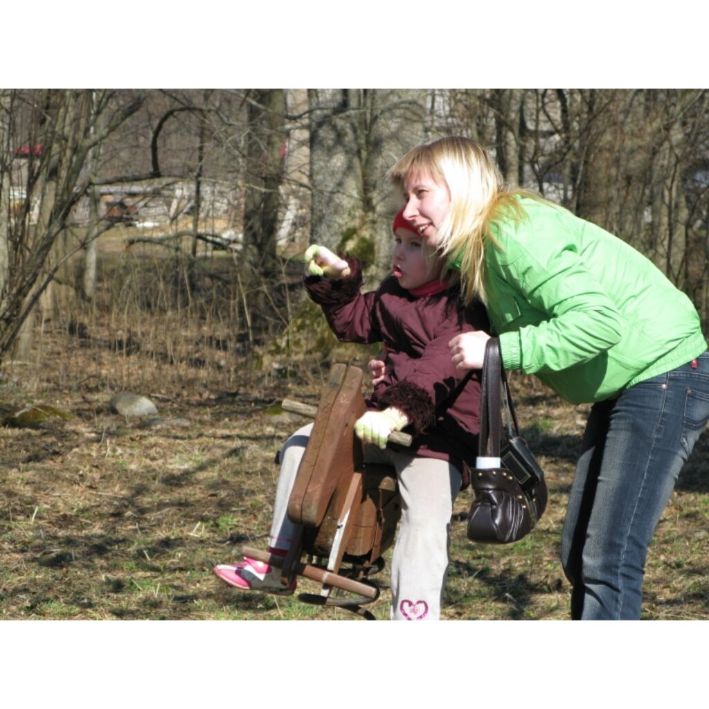 Šodien daudzi smiltenieši un pilsētas viesi izbaudīt Lieldienu noskaņojumu devās uz lauku mājām Kalbakas. Tur māju saimnieki bija parūpējušies, lai netrūktu šūpoļu un citu atrakciju, kas ļāva izklaidēties gan bērniem, gan pieaugušajiem....
Autors: Sarmīte Ozola