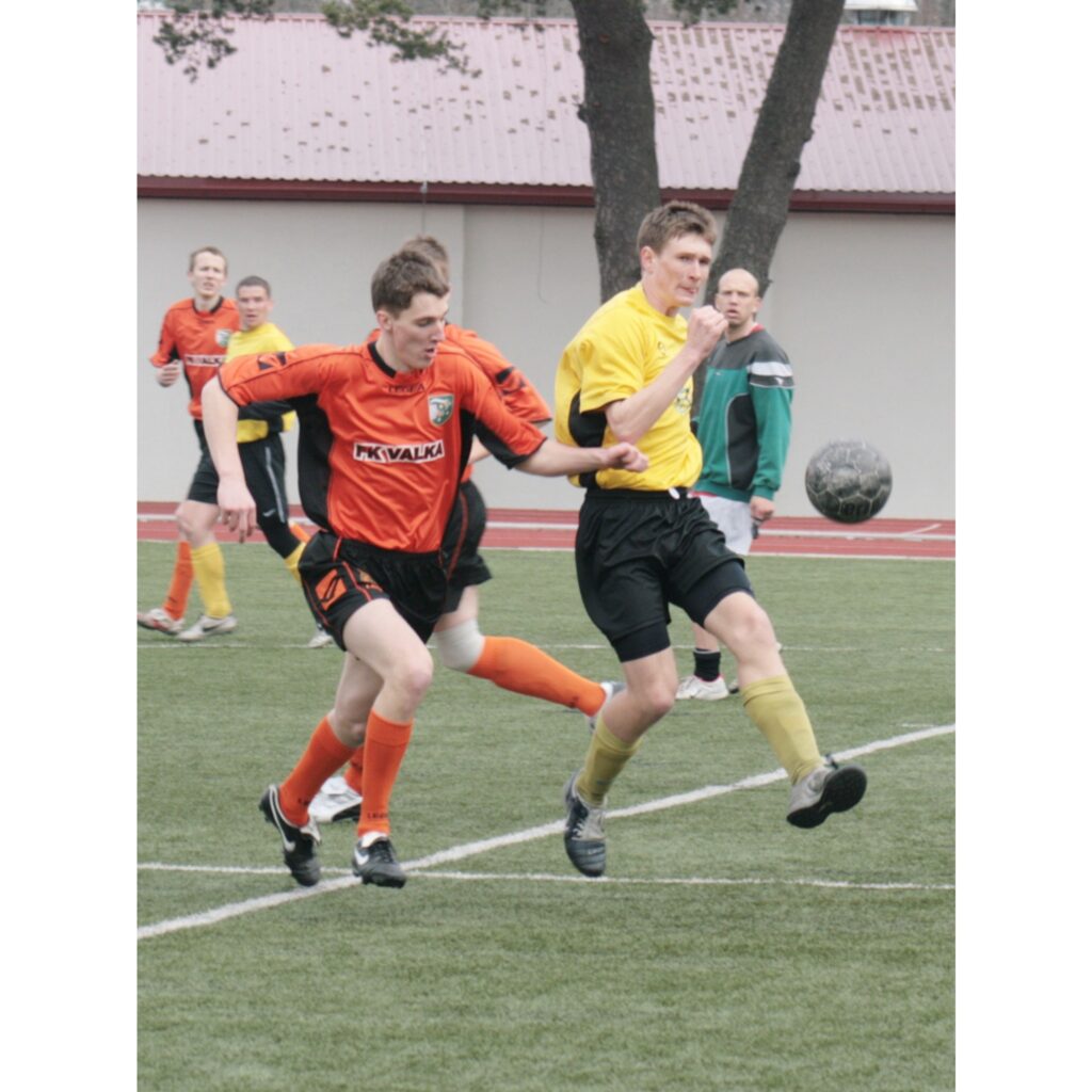 Sestdien Valkas stadionā notika FK “Valka” pavasara kausa izcīņa, kurā piedalījās četras komandas. Par balvu sacentās mājinieki, FK “Priekuļi”, FK “Valmiera” un Smiltenes BJSS “Smiltene/Abuls” komanda. Viena no centrālajām spēlēm bija...
Autors: Aldis Dubļāns