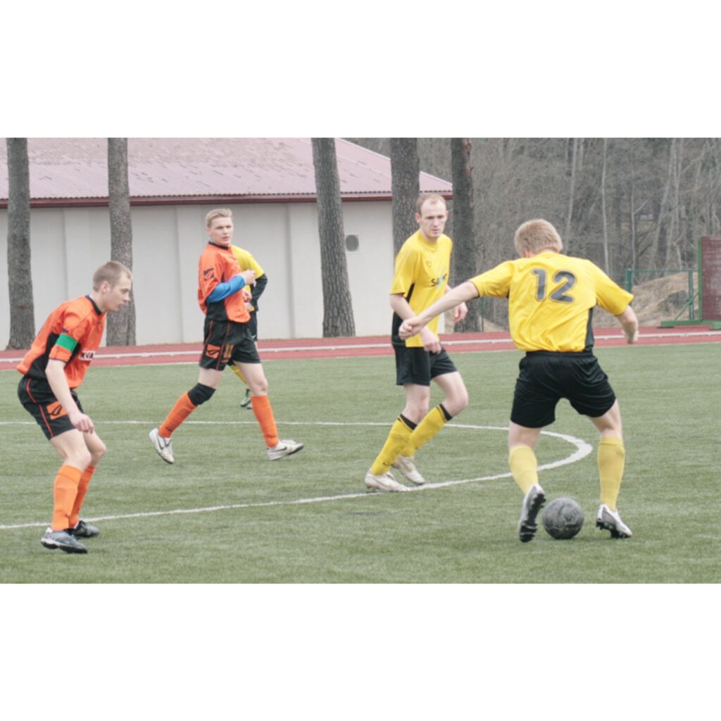 Sestdien Valkas stadionā notika FK “Valka” pavasara kausa izcīņa, kurā piedalījās četras komandas. Par balvu sacentās mājinieki, FK “Priekuļi”, FK “Valmiera” un Smiltenes BJSS “Smiltene/Abuls” komanda. Viena no centrālajām spēlēm bija...
Autors: Aldis Dubļāns