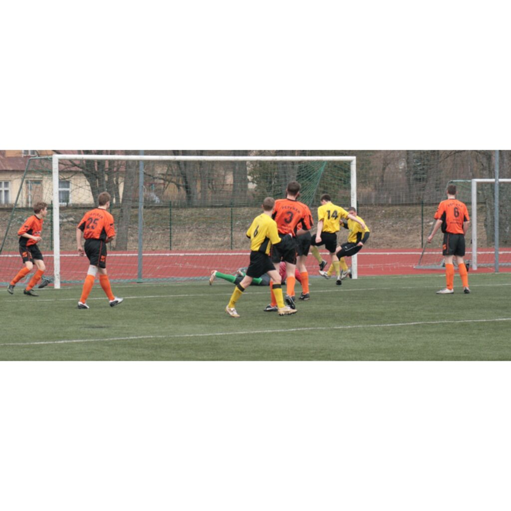 Sestdien Valkas stadionā notika FK “Valka” pavasara kausa izcīņa, kurā piedalījās četras komandas. Par balvu sacentās mājinieki, FK “Priekuļi”, FK “Valmiera” un Smiltenes BJSS “Smiltene/Abuls” komanda. Viena no centrālajām spēlēm bija...
Autors: Aldis Dubļāns