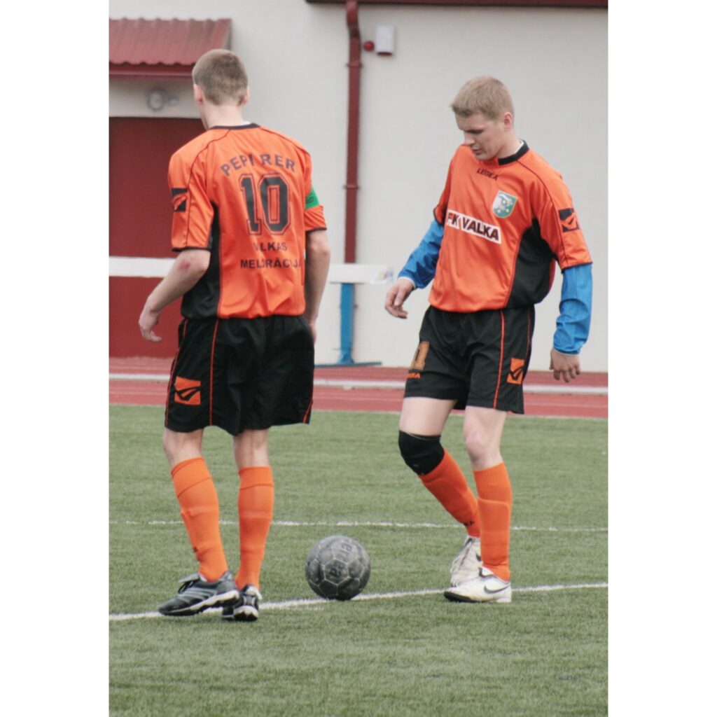 Sestdien Valkas stadionā notika FK “Valka” pavasara kausa izcīņa, kurā piedalījās četras komandas. Par balvu sacentās mājinieki, FK “Priekuļi”, FK “Valmiera” un Smiltenes BJSS “Smiltene/Abuls” komanda. Viena no centrālajām spēlēm bija...
Autors: Aldis Dubļāns