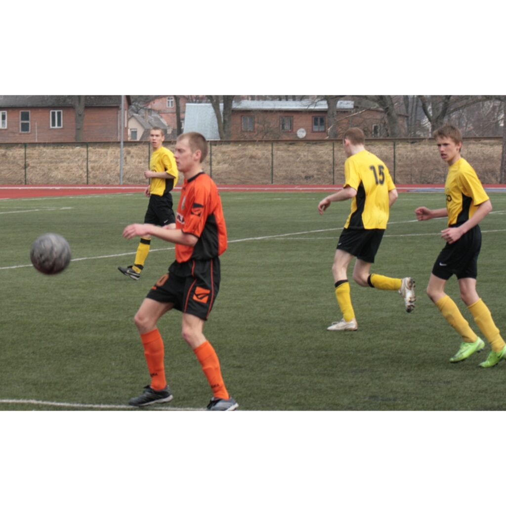 Sestdien Valkas stadionā notika FK “Valka” pavasara kausa izcīņa, kurā piedalījās četras komandas. Par balvu sacentās mājinieki, FK “Priekuļi”, FK “Valmiera” un Smiltenes BJSS “Smiltene/Abuls” komanda. Viena no centrālajām spēlēm bija...
Autors: Aldis Dubļāns