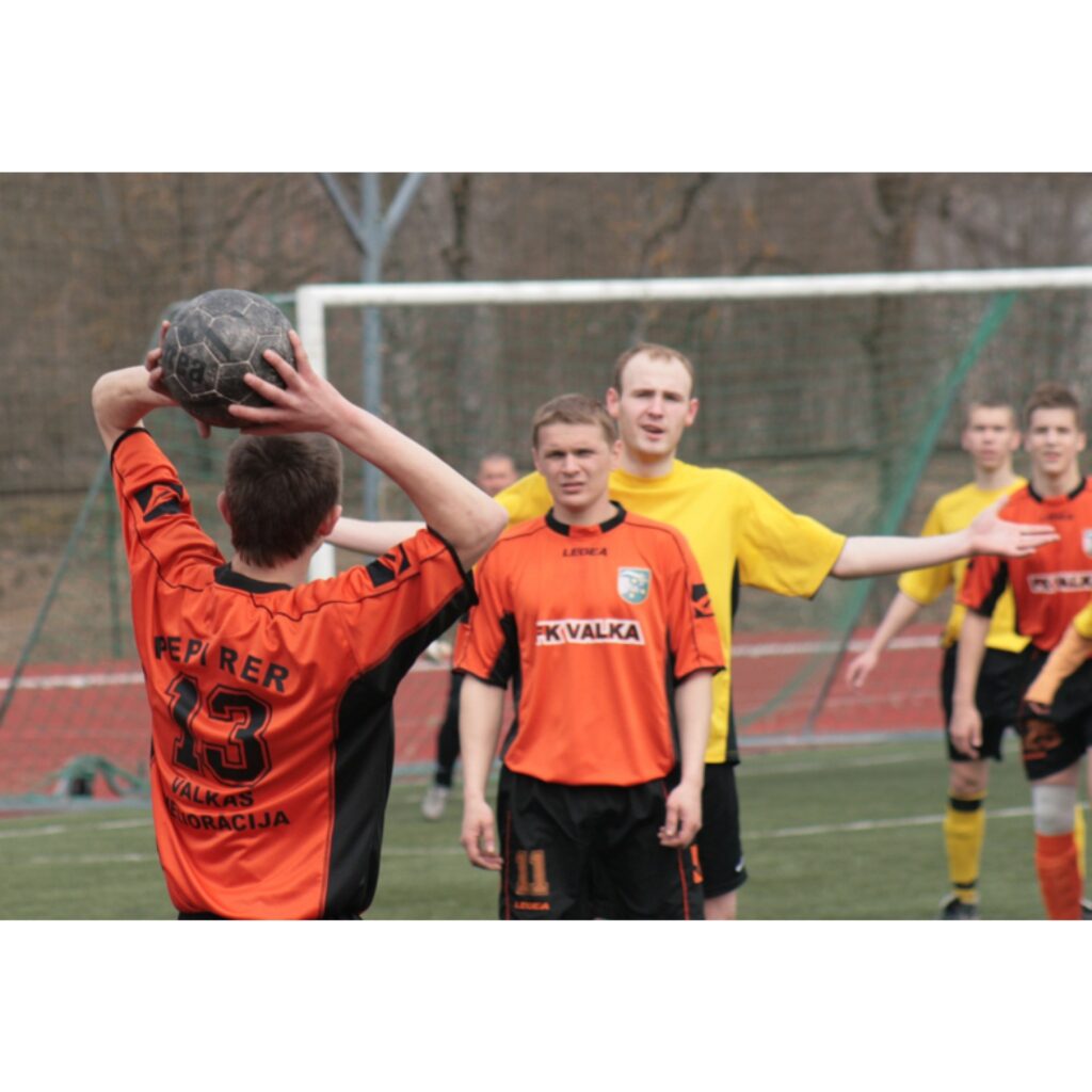 Sestdien Valkas stadionā notika FK “Valka” pavasara kausa izcīņa, kurā piedalījās četras komandas. Par balvu sacentās mājinieki, FK “Priekuļi”, FK “Valmiera” un Smiltenes BJSS “Smiltene/Abuls” komanda. Viena no centrālajām spēlēm bija...
Autors: Aldis Dubļāns