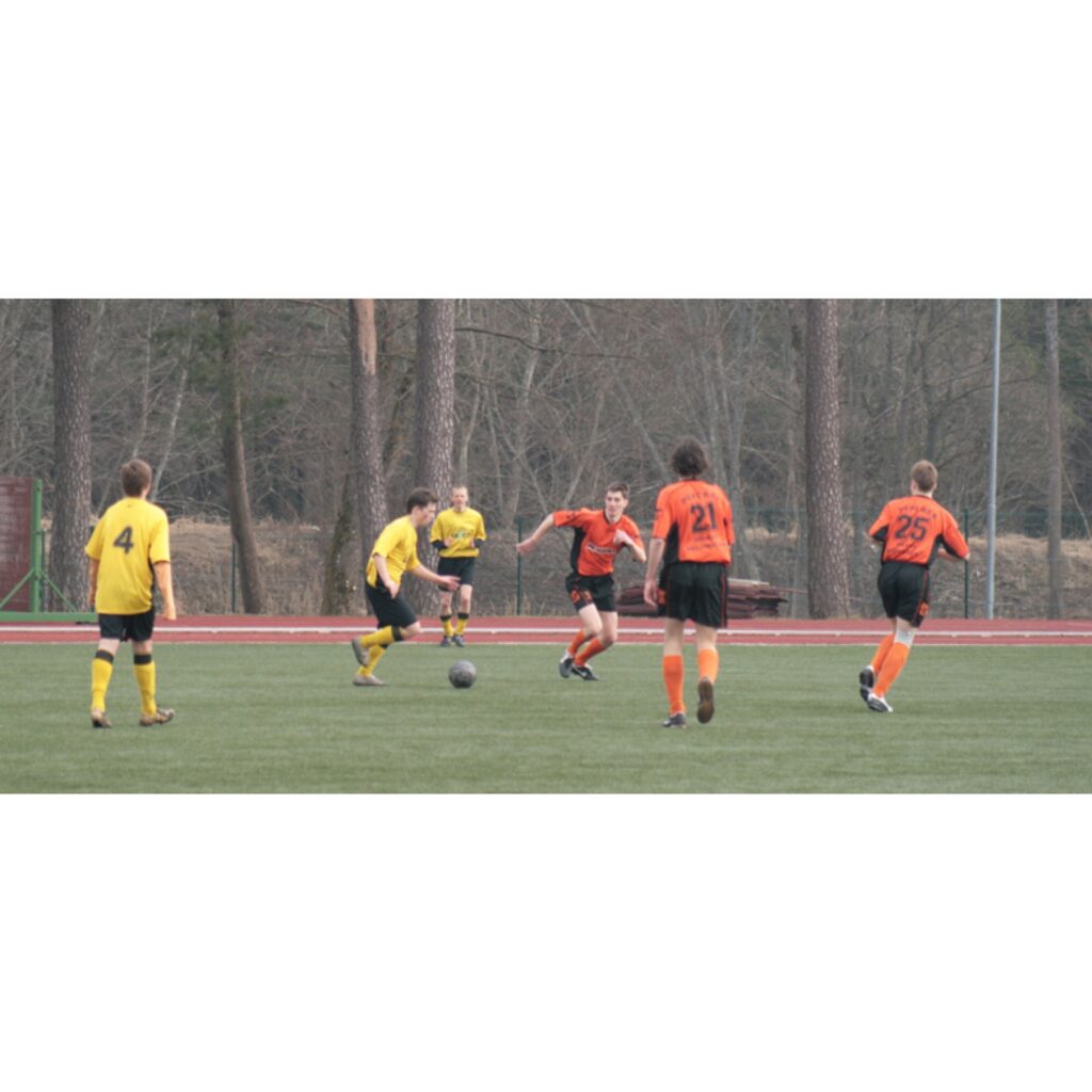 Sestdien Valkas stadionā notika FK “Valka” pavasara kausa izcīņa, kurā piedalījās četras komandas. Par balvu sacentās mājinieki, FK “Priekuļi”, FK “Valmiera” un Smiltenes BJSS “Smiltene/Abuls” komanda. Viena no centrālajām spēlēm bija...
Autors: Aldis Dubļāns