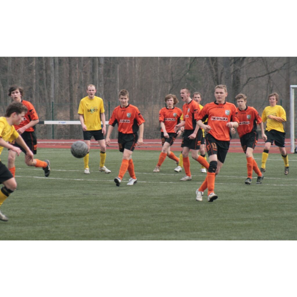 Sestdien Valkas stadionā notika FK “Valka” pavasara kausa izcīņa, kurā piedalījās četras komandas. Par balvu sacentās mājinieki, FK “Priekuļi”, FK “Valmiera” un Smiltenes BJSS “Smiltene/Abuls” komanda. Viena no centrālajām spēlēm bija...
Autors: Aldis Dubļāns