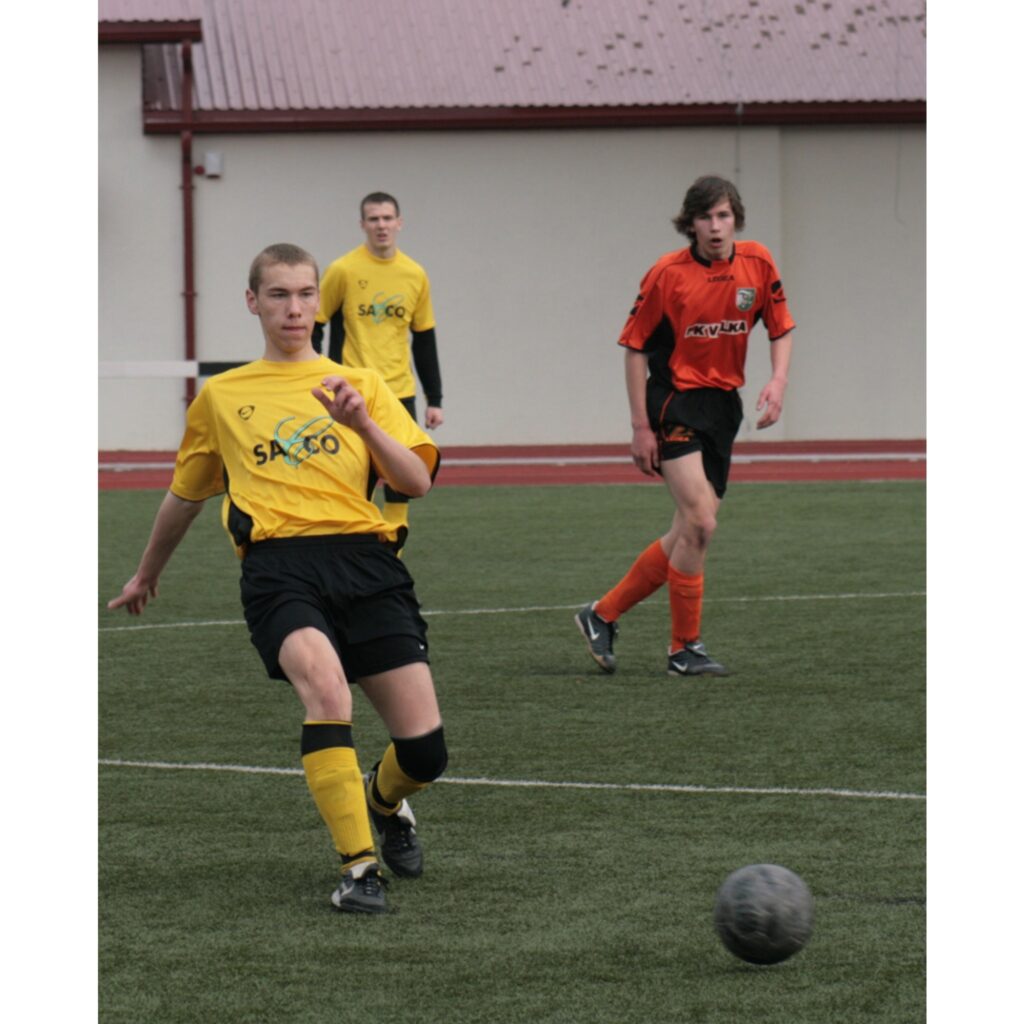 Sestdien Valkas stadionā notika FK “Valka” pavasara kausa izcīņa, kurā piedalījās četras komandas. Par balvu sacentās mājinieki, FK “Priekuļi”, FK “Valmiera” un Smiltenes BJSS “Smiltene/Abuls” komanda. Viena no centrālajām spēlēm bija...
Autors: Aldis Dubļāns