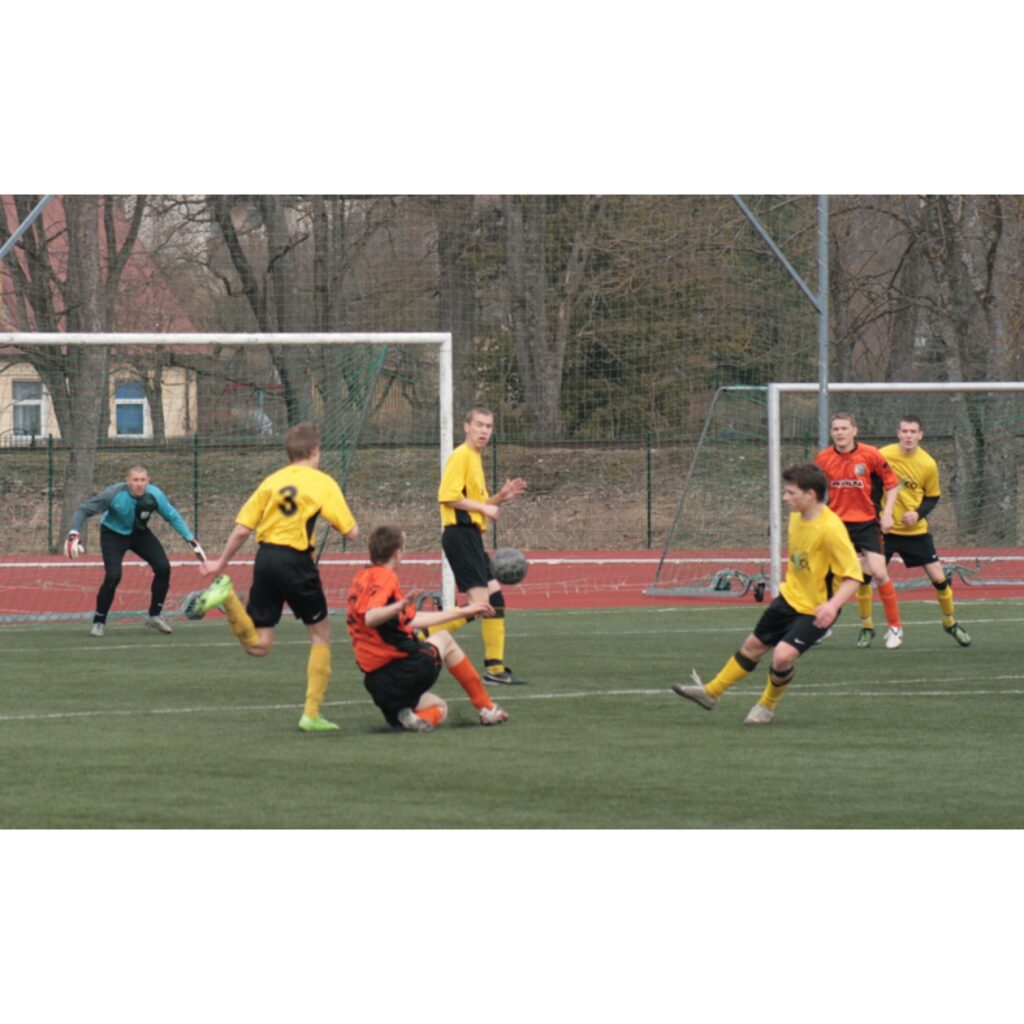 Sestdien Valkas stadionā notika FK “Valka” pavasara kausa izcīņa, kurā piedalījās četras komandas. Par balvu sacentās mājinieki, FK “Priekuļi”, FK “Valmiera” un Smiltenes BJSS “Smiltene/Abuls” komanda. Viena no centrālajām spēlēm bija...
Autors: Aldis Dubļāns