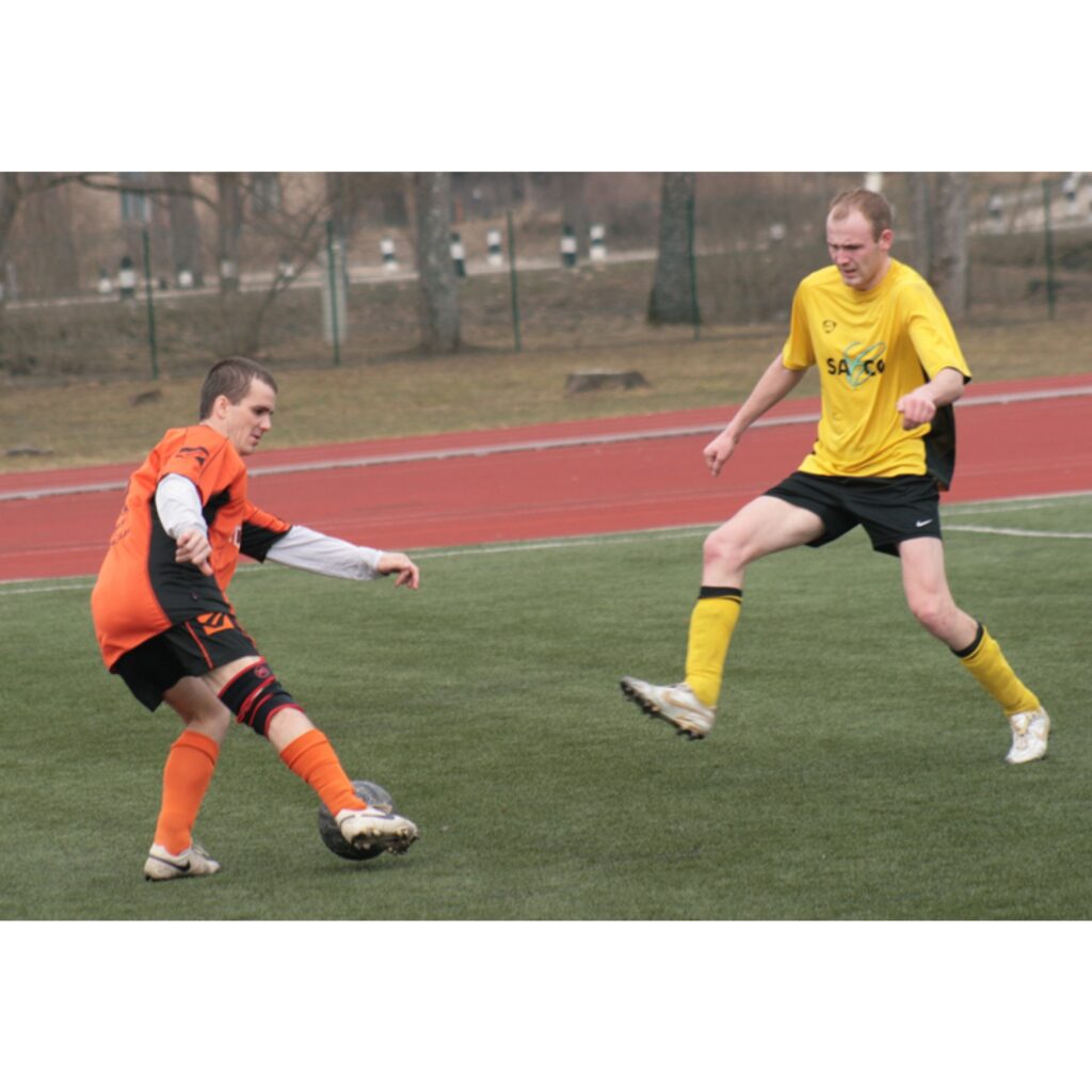 Sestdien Valkas stadionā notika FK “Valka” pavasara kausa izcīņa, kurā piedalījās četras komandas. Par balvu sacentās mājinieki, FK “Priekuļi”, FK “Valmiera” un Smiltenes BJSS “Smiltene/Abuls” komanda. Viena no centrālajām spēlēm bija...
Autors: Aldis Dubļāns