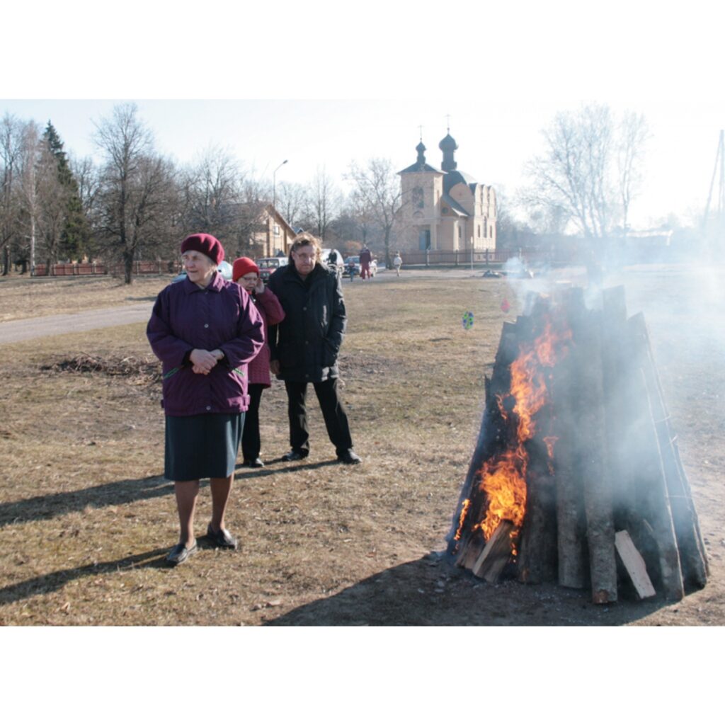 Valkā Pedeles krastā turpinās pirmo Lieldienu svinēšana. Kultūras nama un jauniešu domes rīkotais saiets tikko beidzās ar desiņu cepšanu un zāļu tējas baudīšanu, bet šajā vietā ierodas aizvien jaunas ģimenes, lai izšūpotos paši kopā ar...
Autors: Aldis Dubļāns