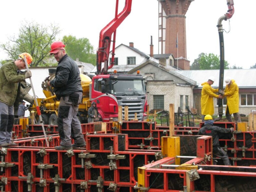Strenču psihoneiroloģiskajā slimnīcā jaunbūves pamatus šonedēļ betonē objekta apakšuzņēmējas firmas “RD Būvnieks” celtnieki. 
Autors: Sandra Pētersone