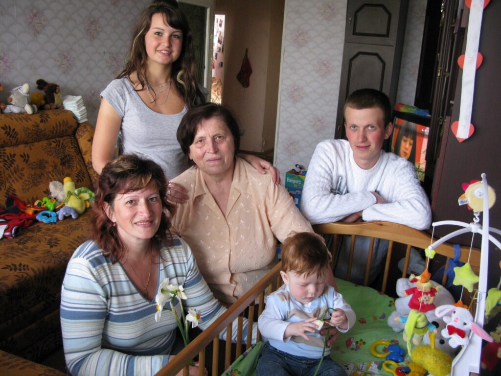 Svetlana Petrova (no labās) rīt sveiks savu mammu Jekaterinu Svjastinu (blakus), bet pati saņems ziedus un bučas no lielajiem bērniem Diānas un Eduarda. Pastarītim Maiklam ziedi pagaidām vēl nesaistās ar dāvināšanu.
Autors: Sandra Pētersone