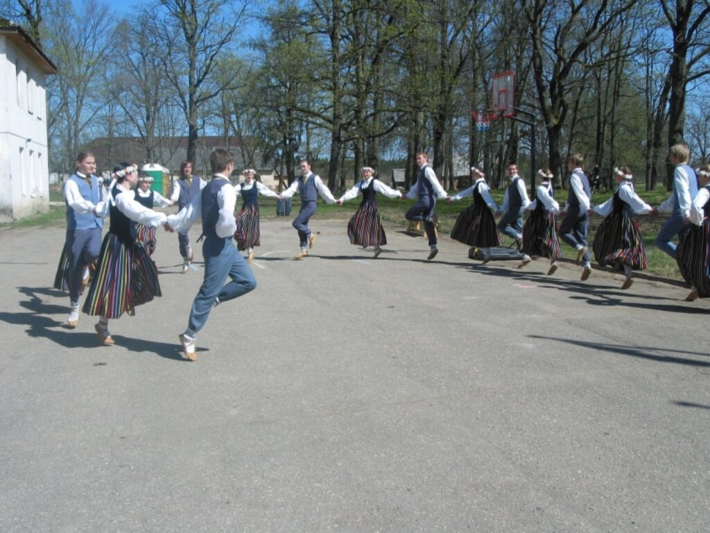 Sporta dienu ar savu priekšnesumu sāk Valkas ģimnāzijas deju grupa “Vendīks”.
Autors: Aivars Zilbers