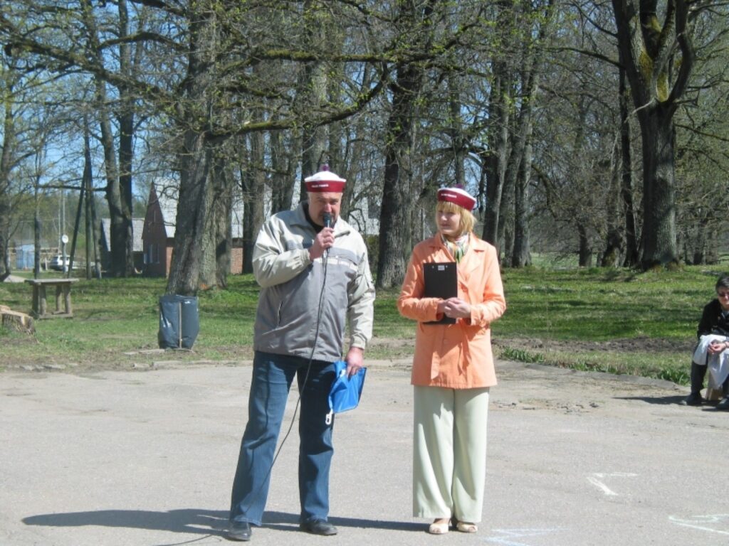 Dalībniekus pagasta simtgades svinībās sveic pagasta padomes priekšsēdētājs Guntis Bašķis un Valkas kultūras nama speciāliste Līga Pandalone.
Autors: Aivars Zilbers