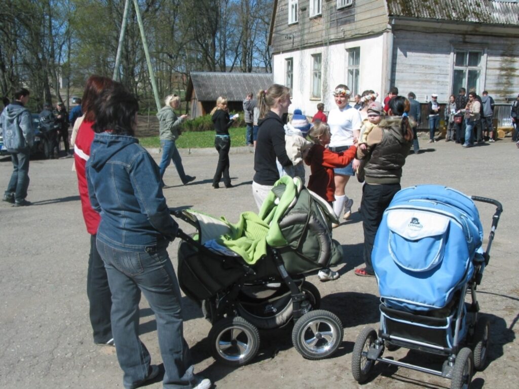 Pagasta simtgadē piedalījās arī visjaunākie ciemata iedzīvotāji.
Autors: Aivars Zilbers