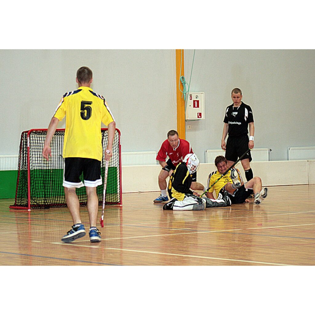 "Robežkauss 2009" florbolā. Piedalījās astoņas komandas no Lietuvas, Latvijas un Igaunijas. Uzvarēja mājinieki - "Čomi", kuri finālā pārspēja FK "Mazsalaca". Cīņā par trešo vietu 1. līgas komanda Jogevas "Lotus" (Igaunija) pārspēja FK...
Autors: Aldis Dubļāns