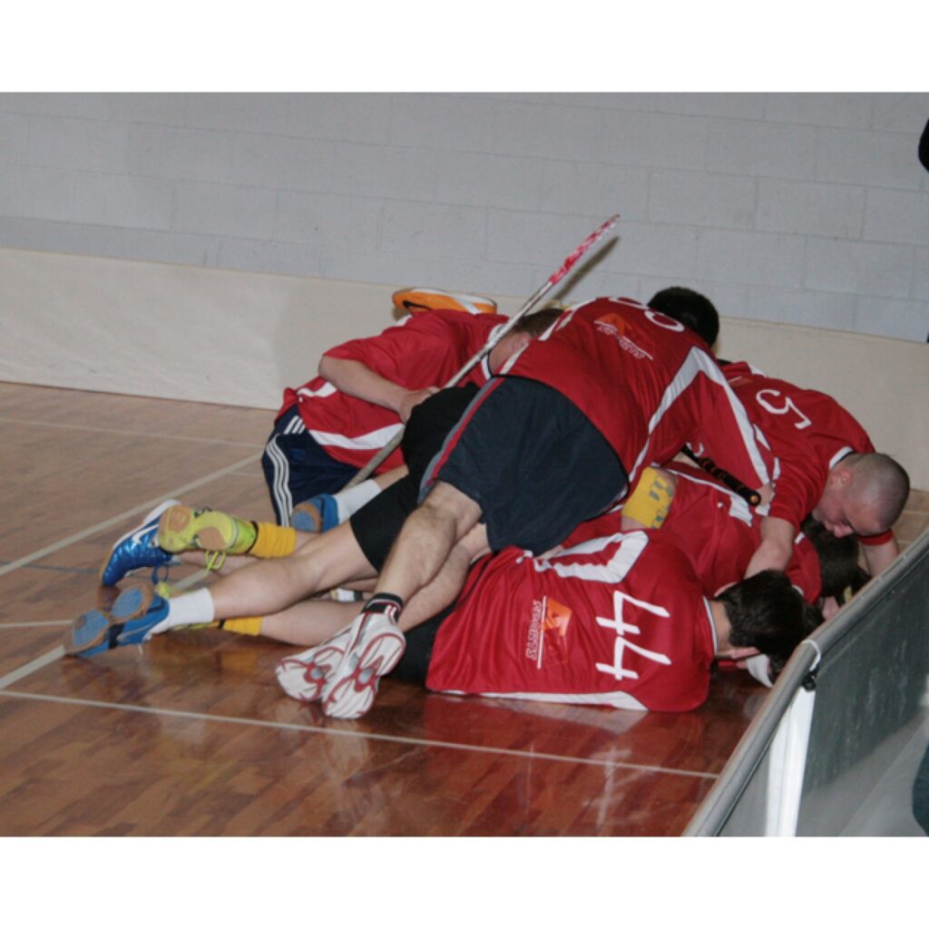 "Robežkauss 2009" florbolā. Piedalījās astoņas komandas no Lietuvas, Latvijas un Igaunijas. Uzvarēja mājinieki - "Čomi", kuri finālā pārspēja FK "Mazsalaca". Cīņā par trešo vietu 1. līgas komanda Jogevas "Lotus" (Igaunija) pārspēja FK...
Autors: Aldis Dubļāns