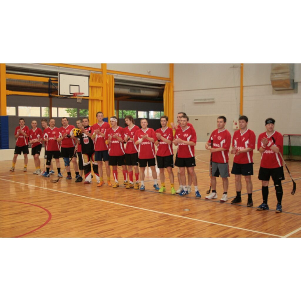 "Robežkauss 2009" florbolā. Piedalījās astoņas komandas no Lietuvas, Latvijas un Igaunijas. Uzvarēja mājinieki - "Čomi", kuri finālā pārspēja FK "Mazsalaca". Cīņā par trešo vietu 1. līgas komanda Jogevas "Lotus" (Igaunija) pārspēja FK...
Autors: Aldis Dubļāns