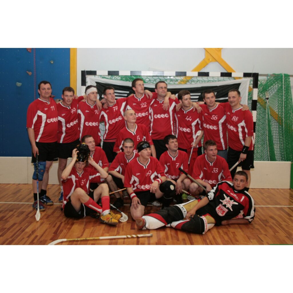 "Robežkauss 2009" florbolā. Piedalījās astoņas komandas no Lietuvas, Latvijas un Igaunijas. Uzvarēja mājinieki - "Čomi", kuri finālā pārspēja FK "Mazsalaca". Cīņā par trešo vietu 1. līgas komanda Jogevas "Lotus" (Igaunija) pārspēja FK...
Autors: Aldis Dubļāns