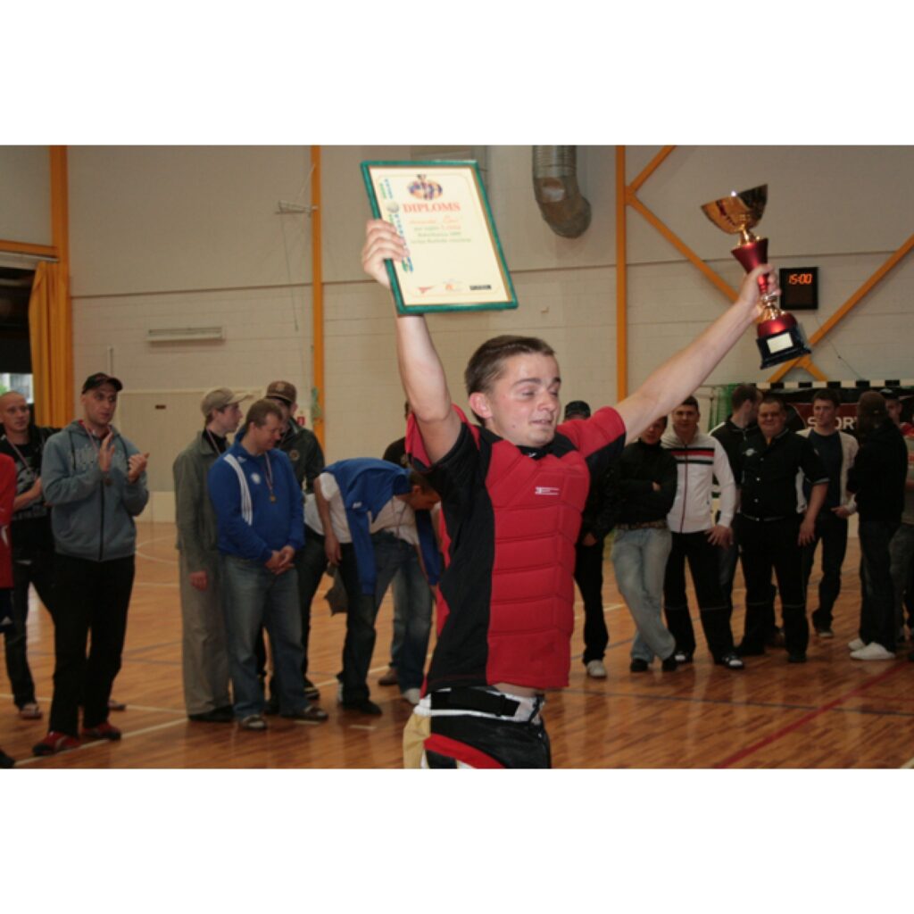 "Robežkauss 2009" florbolā. Piedalījās astoņas komandas no Lietuvas, Latvijas un Igaunijas. Uzvarēja mājinieki - "Čomi", kuri finālā pārspēja FK "Mazsalaca". Cīņā par trešo vietu 1. līgas komanda Jogevas "Lotus" (Igaunija) pārspēja FK...
Autors: Aldis Dubļāns