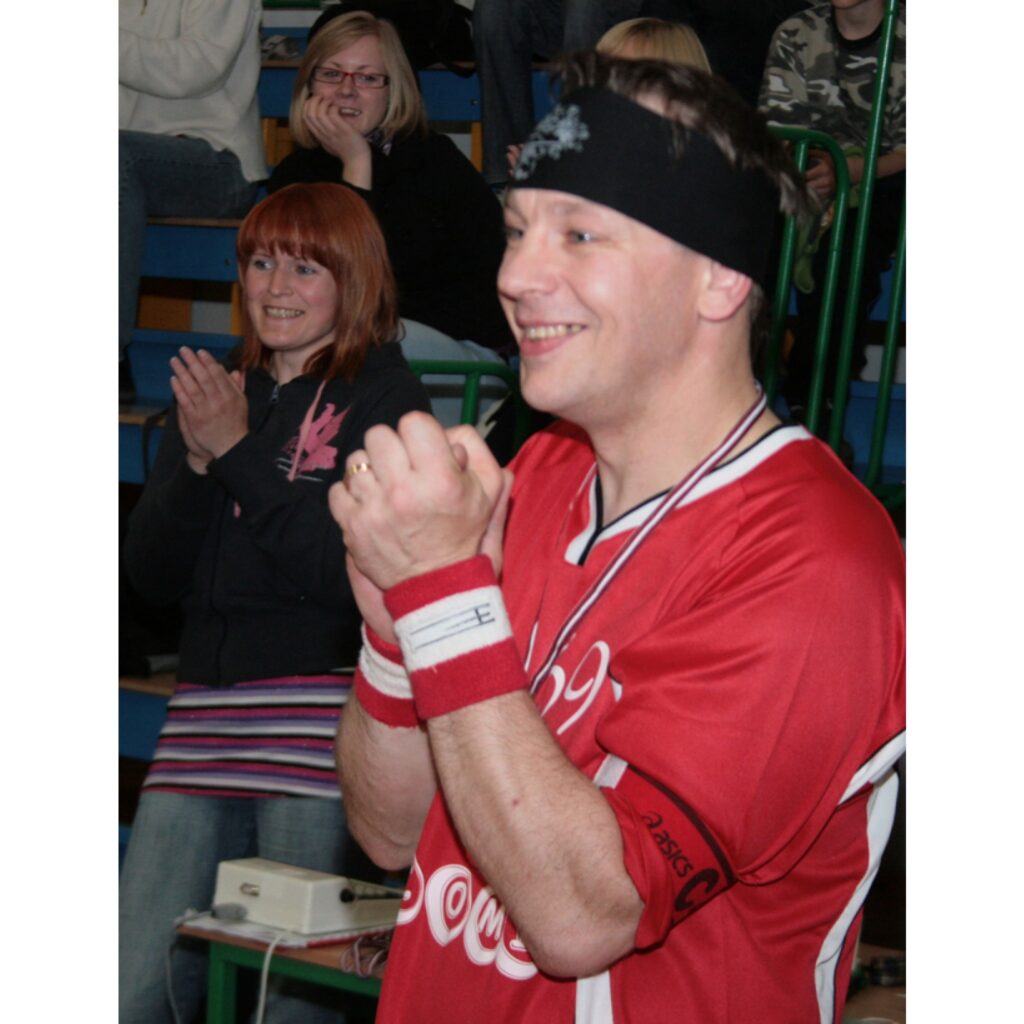 "Robežkauss 2009" florbolā. Piedalījās astoņas komandas no Lietuvas, Latvijas un Igaunijas. Uzvarēja mājinieki - "Čomi", kuri finālā pārspēja FK "Mazsalaca". Cīņā par trešo vietu 1. līgas komanda Jogevas "Lotus" (Igaunija) pārspēja FK...
Autors: Aldis Dubļāns
