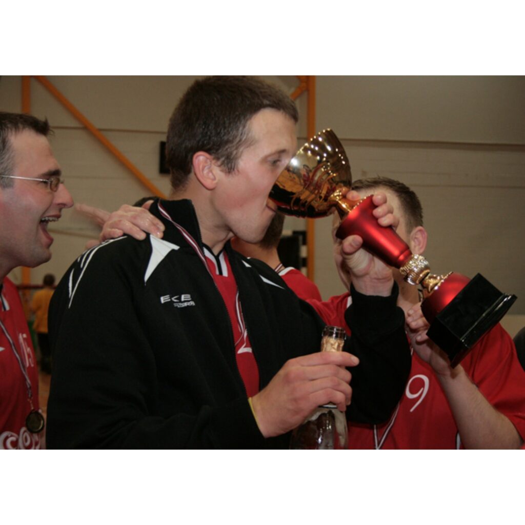 "Robežkauss 2009" florbolā. Piedalījās astoņas komandas no Lietuvas, Latvijas un Igaunijas. Uzvarēja mājinieki - "Čomi", kuri finālā pārspēja FK "Mazsalaca". Cīņā par trešo vietu 1. līgas komanda Jogevas "Lotus" (Igaunija) pārspēja FK...
Autors: Aldis Dubļāns
