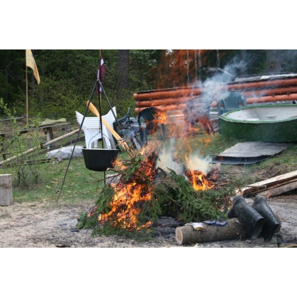 Šodien jau no agra rīta netālu no Spicu tilta rosījās vīri, kuri sēja plostu, lai tas varētu uzsākt savu ceļu pa Gauju. Šogad plosts, tāpat kā pērn, sastāv no 13 plenēm. Tās savukārt būvētas no 12 vai 13 baļķiem.
Autors: Inga Karpova