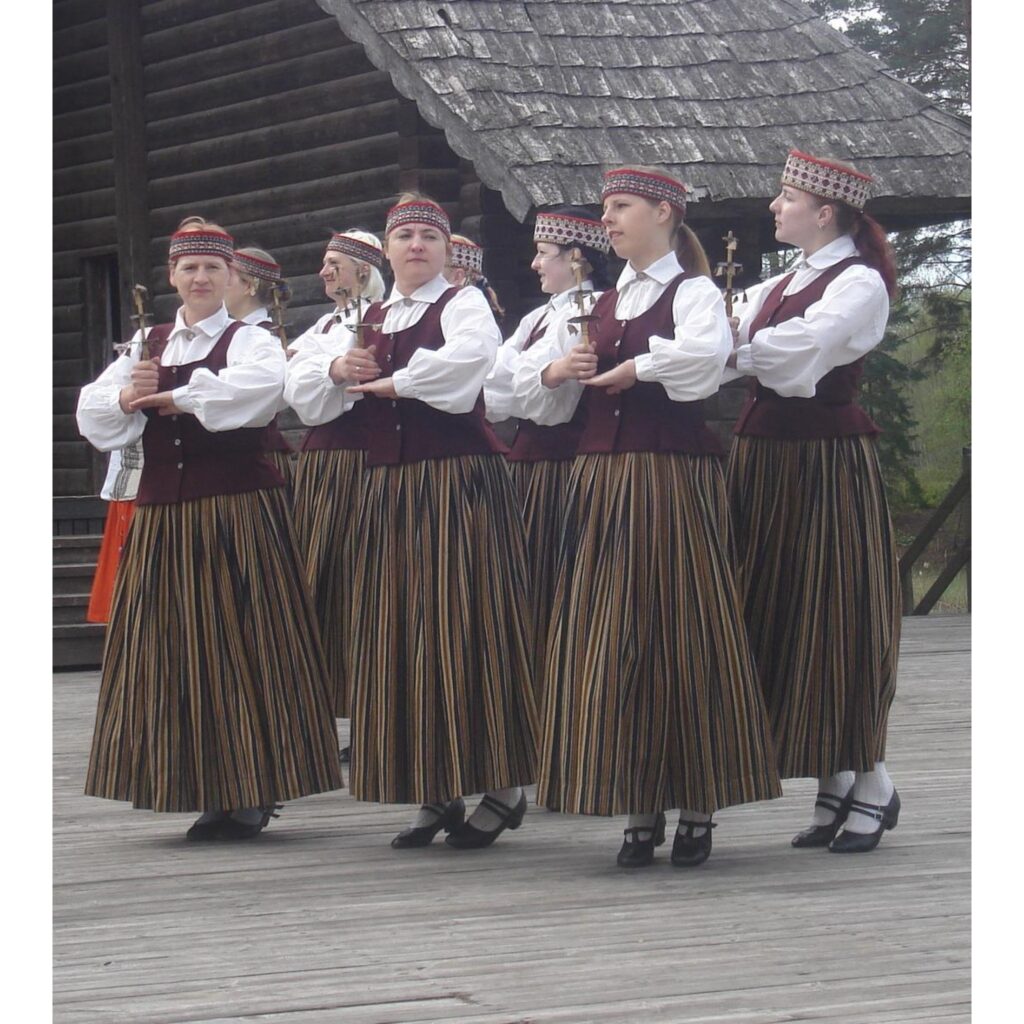 Šodien pircēji un tirgotāji tikās gadatirgū, kas tradicionāli pavasaros notiek Blomes pagasta Jeberlejā. Līdz ar tirgus andeli, varēja vērot arī pašdarbnieku priekšnesumus. Pie blomēniešiem viesojās grundzālieši.
Autors: Sarmīte Ozola