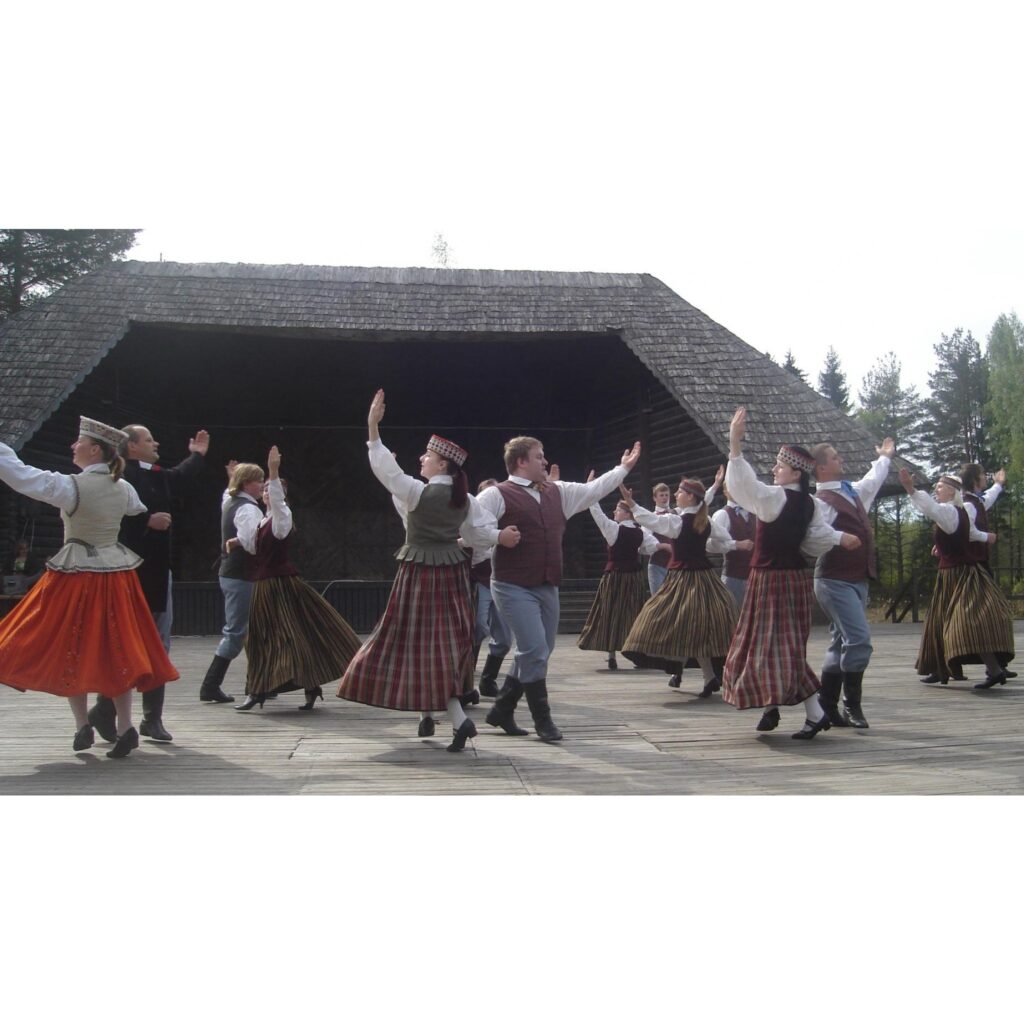 Šodien pircēji un tirgotāji tikās gadatirgū, kas tradicionāli pavasaros notiek Blomes pagasta Jeberlejā. Līdz ar tirgus andeli, varēja vērot arī pašdarbnieku priekšnesumus. Pie blomēniešiem viesojās grundzālieši.
Autors: Sarmīte Ozola