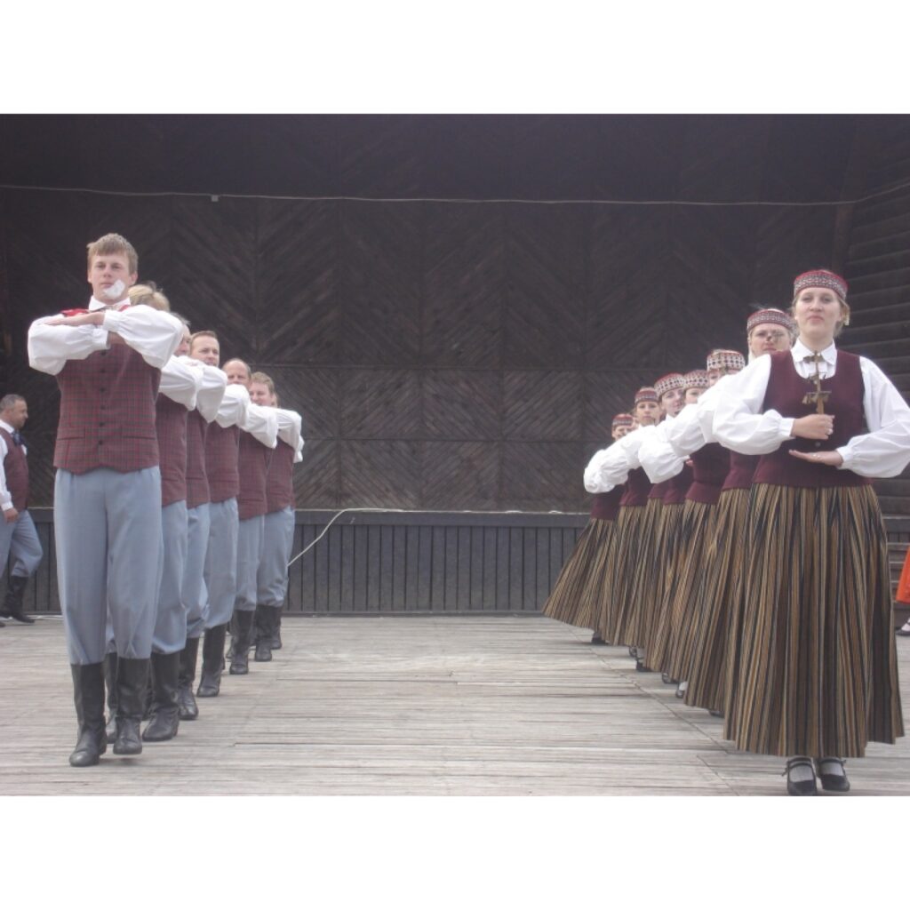 Šodien pircēji un tirgotāji tikās gadatirgū, kas tradicionāli pavasaros notiek Blomes pagasta Jeberlejā. Līdz ar tirgus andeli, varēja vērot arī pašdarbnieku priekšnesumus. Pie blomēniešiem viesojās grundzālieši.
Autors: Sarmīte Ozola