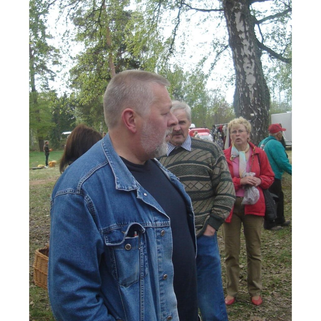 Šodien pircēji un tirgotāji tikās gadatirgū, kas tradicionāli pavasaros notiek Blomes pagasta Jeberlejā. Līdz ar tirgus andeli, varēja vērot arī pašdarbnieku priekšnesumus. Pie blomēniešiem viesojās grundzālieši.
Autors: Sarmīte Ozola