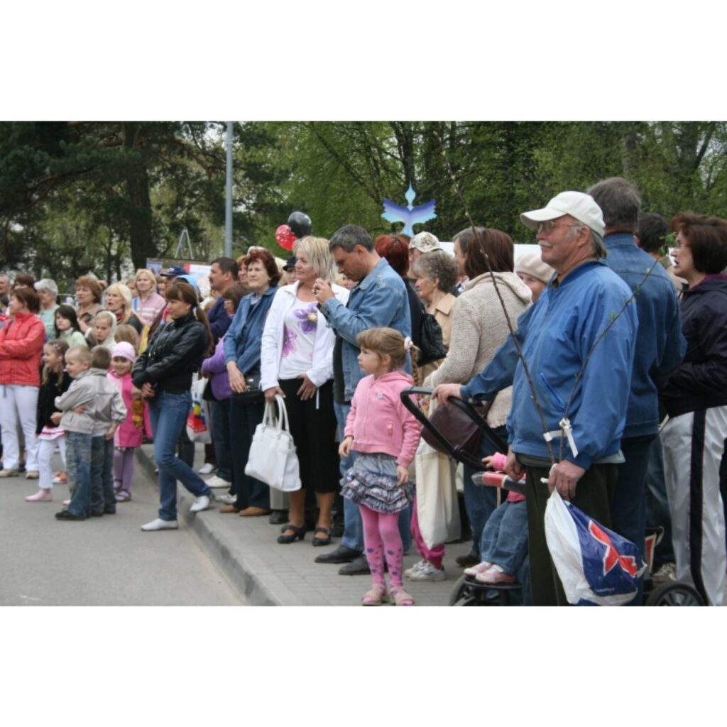 Šodien Valkas un Valgas iedzīvotāji, kā arī viņu viesi izklaidējās un iepirkās tradicionālajā robežtirgū. 

Autors: Inga Karpova