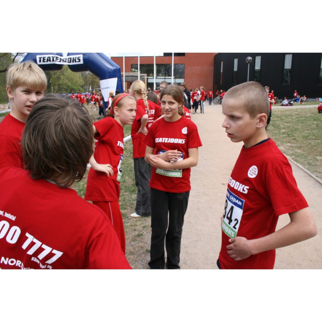 Igaunijas 18 apriņķos notiek sacensības stafetes skrējienos. Šis nedēļas nogalē tās notika arī Valgā pie pilsētas sporta halles. Interesantākais ir tas, ka organizatori uzvarētāju izlozēs, taču galvenais mērķis ir iesaistīt fiziskās...
Autors: Aldis Dubļāns